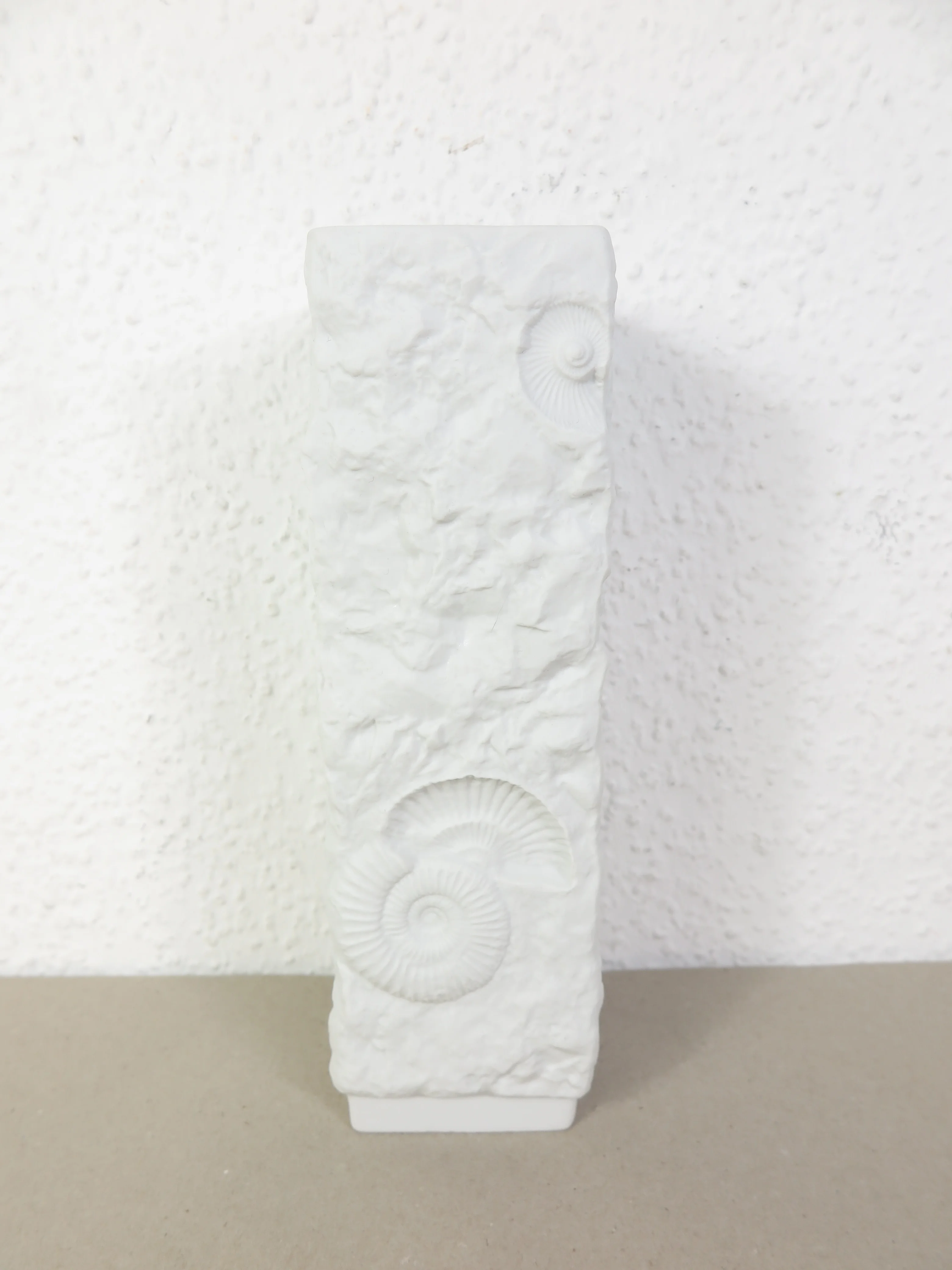 70er Bisquitporzellan Vase, Fosilienvase, AK Kaiser Vase eckig Martin Freyer weiß