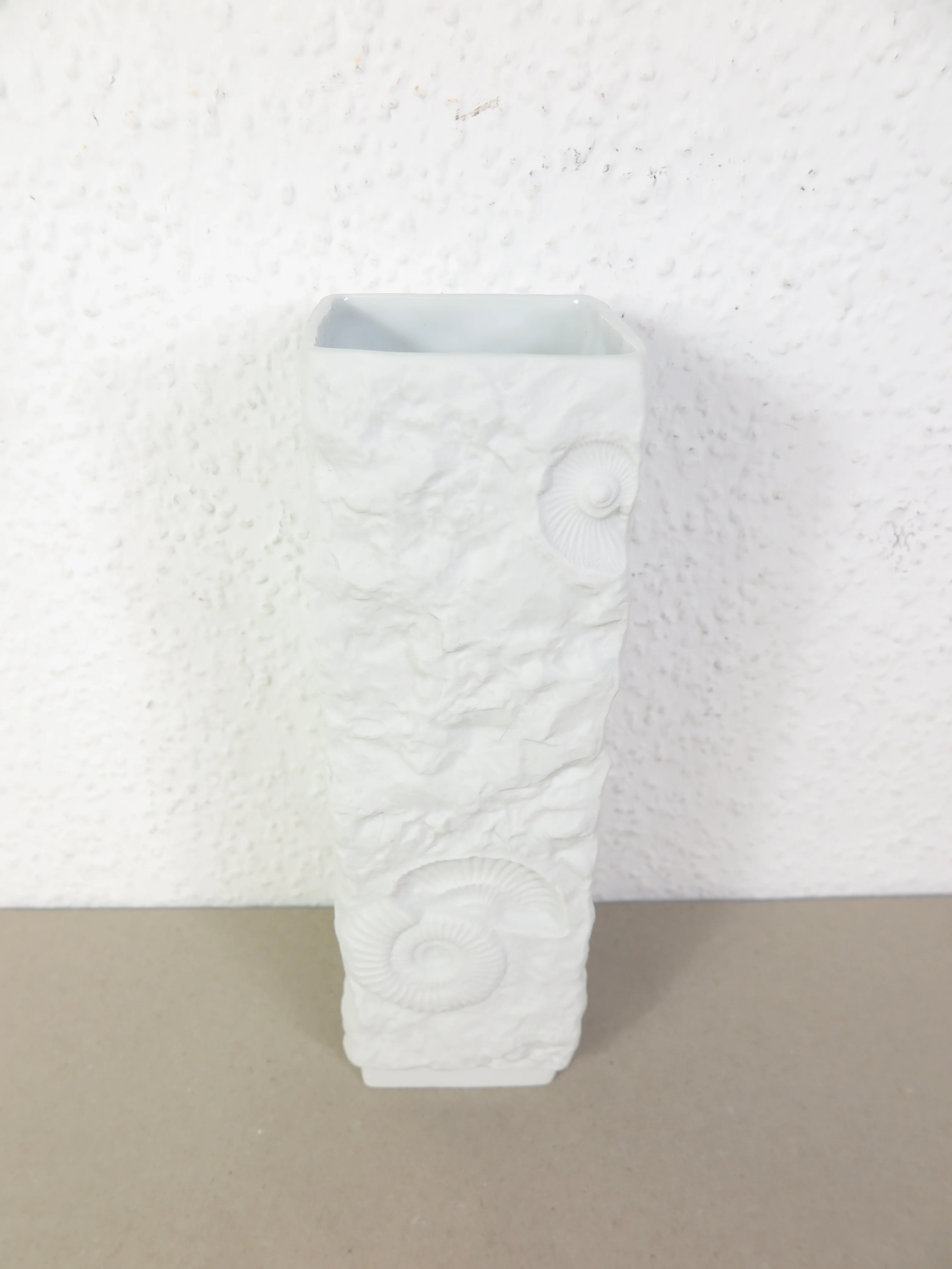 70er Bisquitporzellan Vase, Fosilienvase, AK Kaiser Vase eckig Martin Freyer weiß
