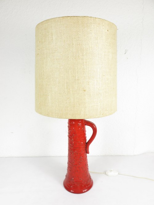 70er Tischlampe mit rotem Keramikfuß