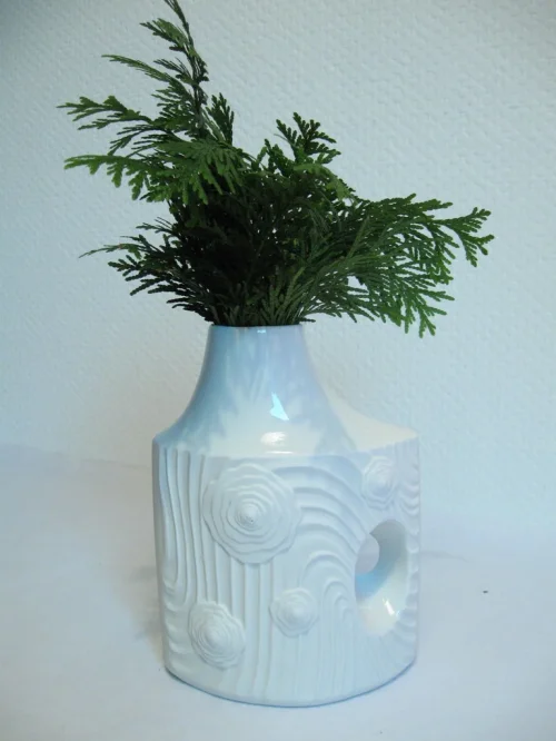 Vase en porcelaine biscuit