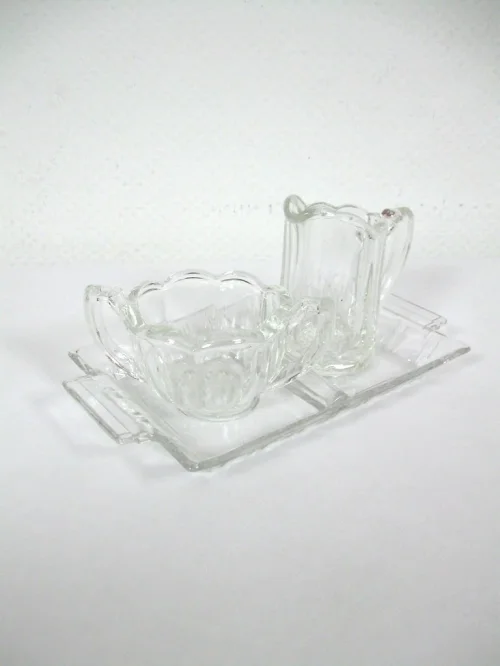 Gedeck für Milch und Zucker