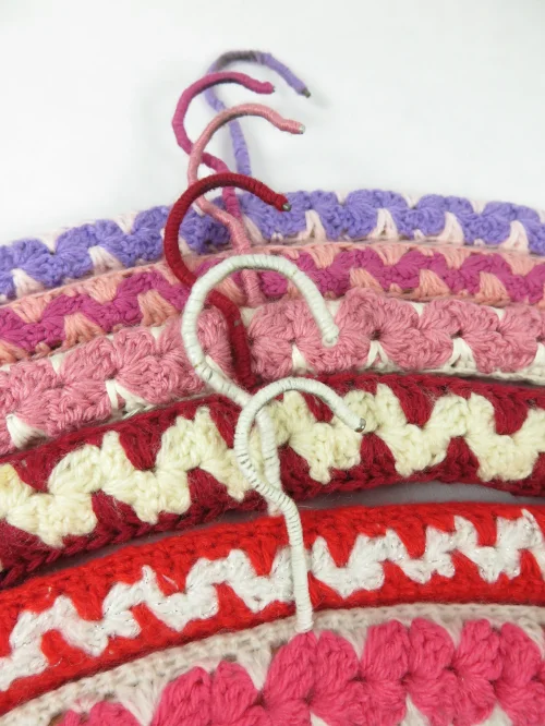 Bild 2 von 60er crochet clothes hanger