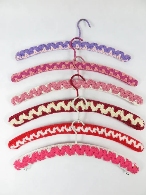 Bild 3 von 60er crochet clothes hanger