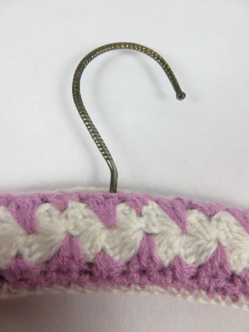 Bild 7 von 60er crochet clothes hanger